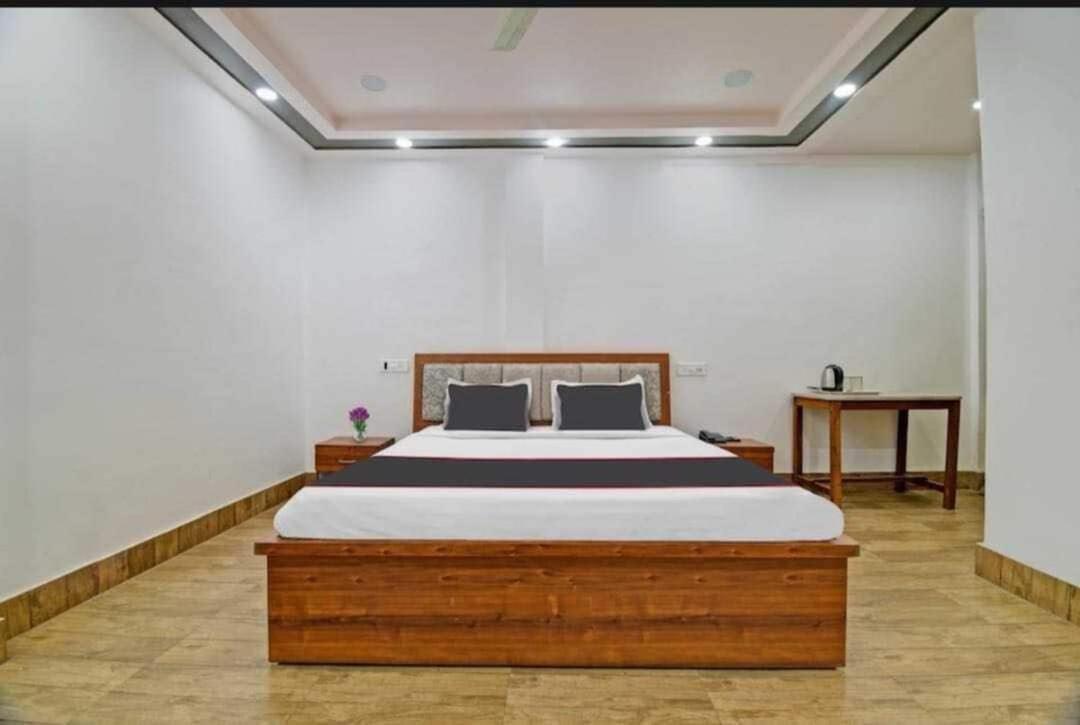 Collection O Megha Resort Джорхат Экстерьер фото