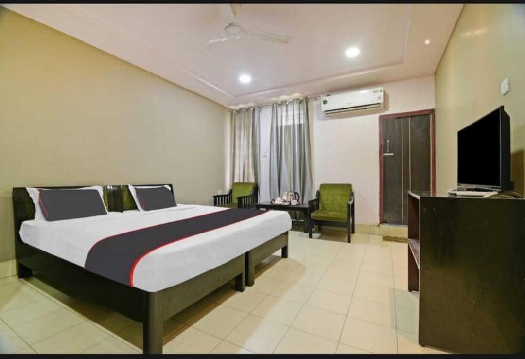 Collection O Megha Resort Джорхат Экстерьер фото