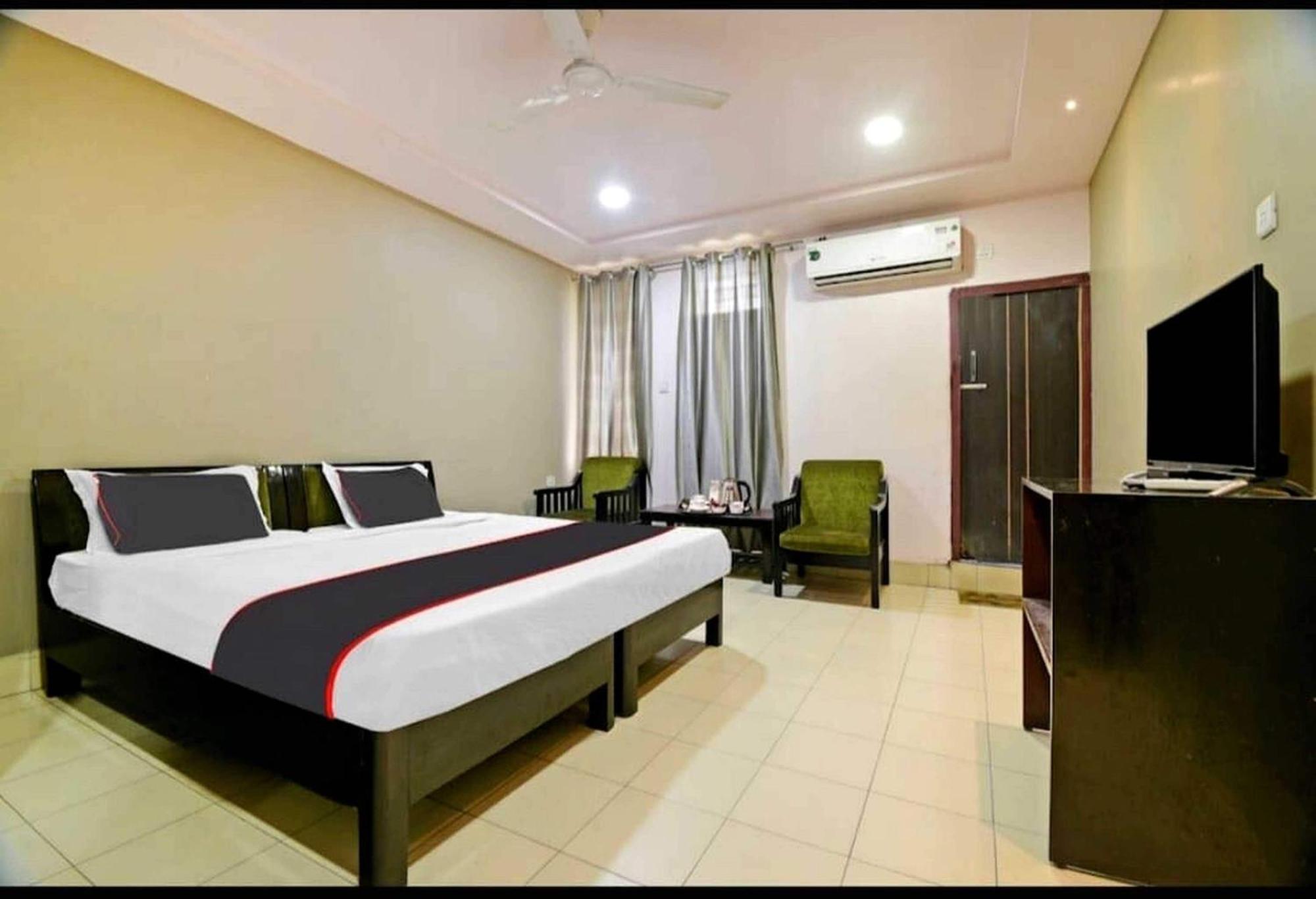 Collection O Megha Resort Джорхат Экстерьер фото
