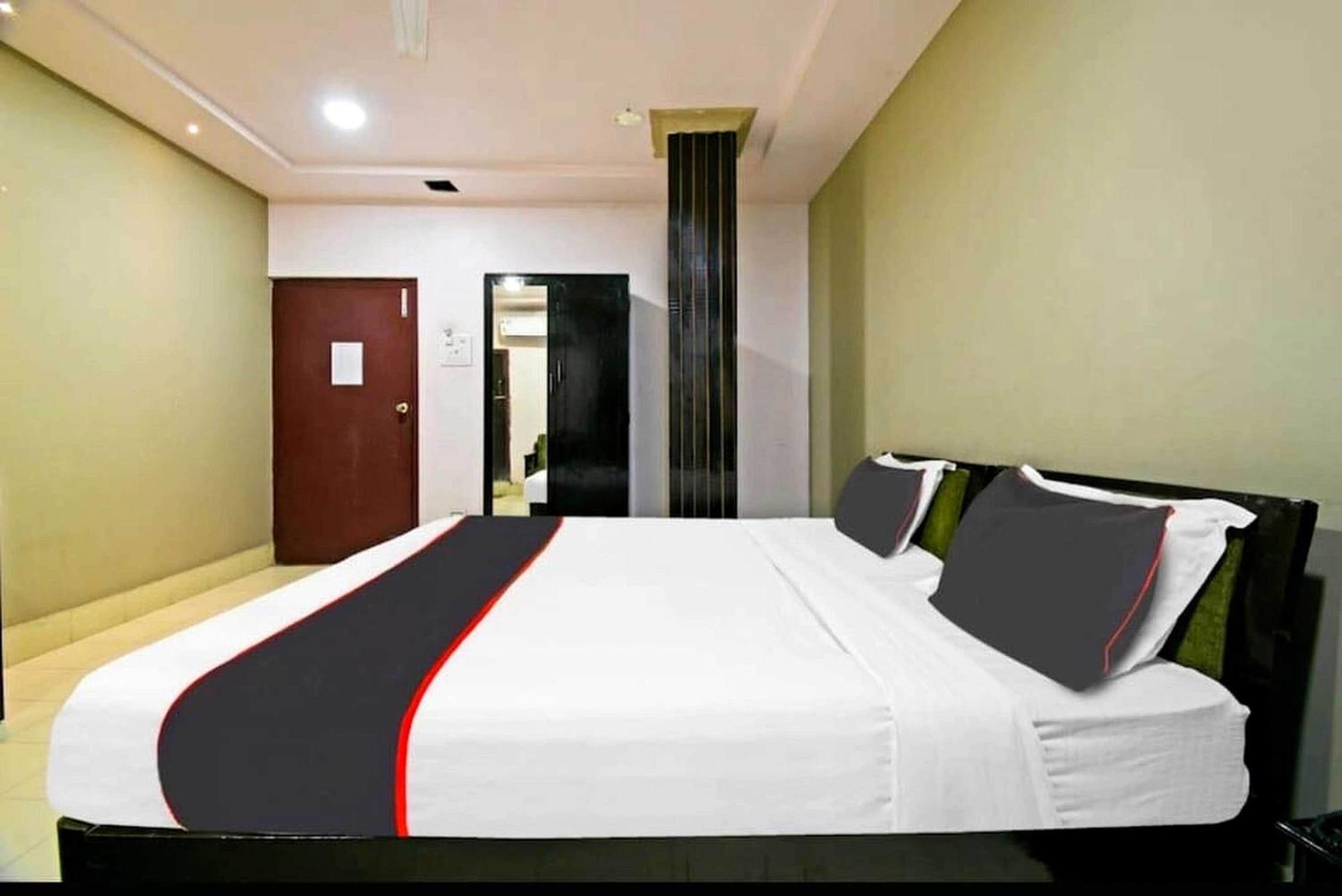 Collection O Megha Resort Джорхат Экстерьер фото