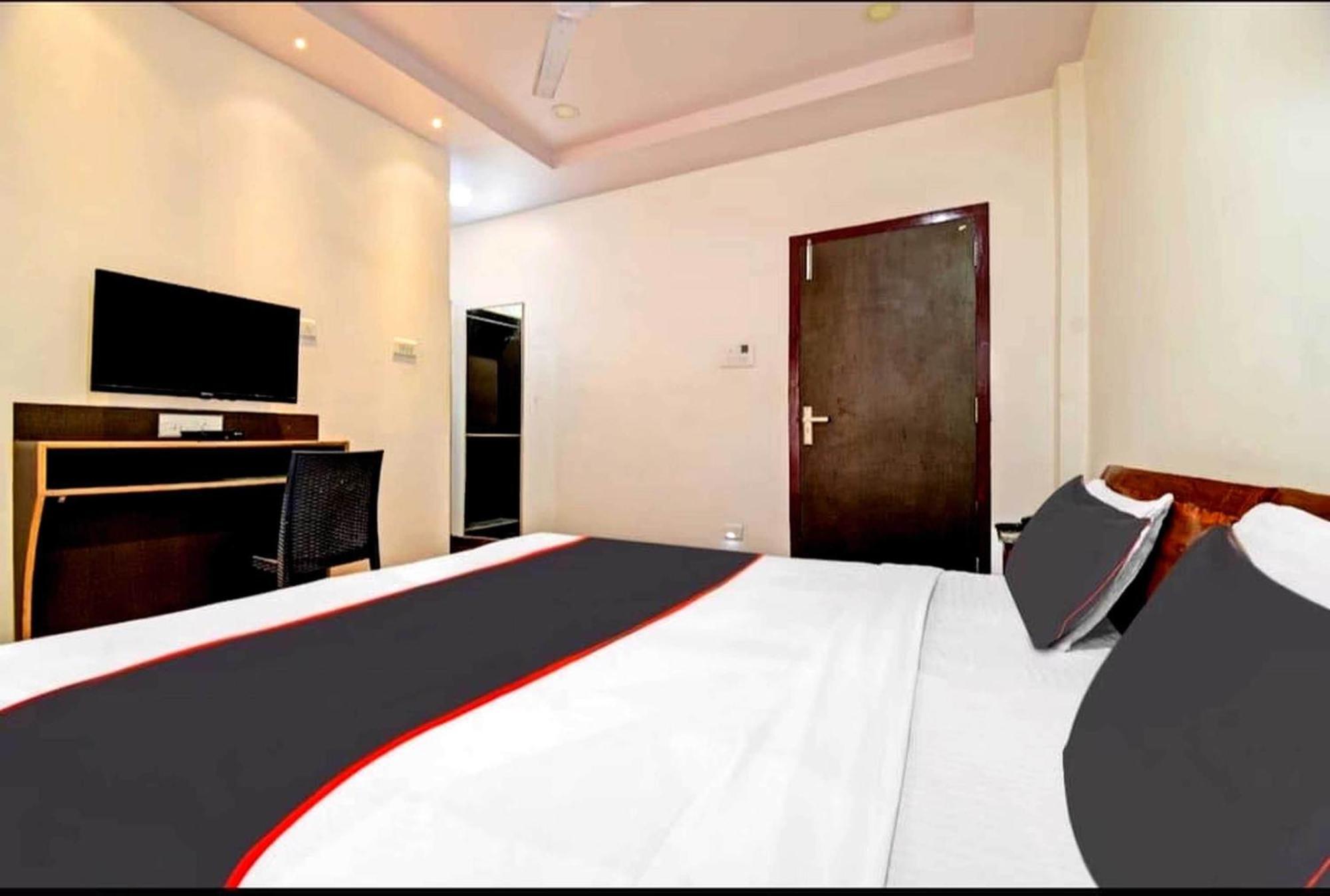 Collection O Megha Resort Джорхат Экстерьер фото