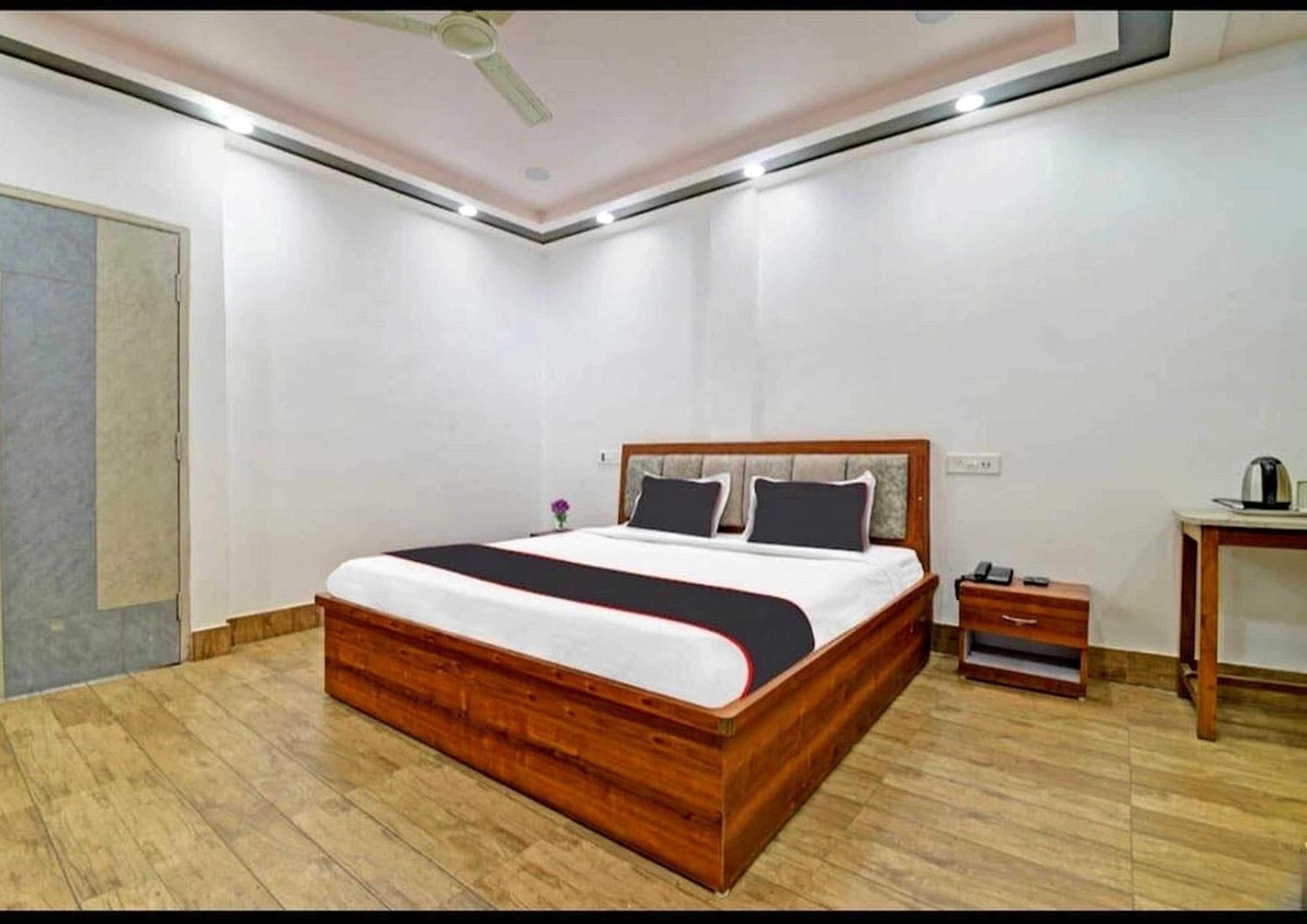 Collection O Megha Resort Джорхат Экстерьер фото