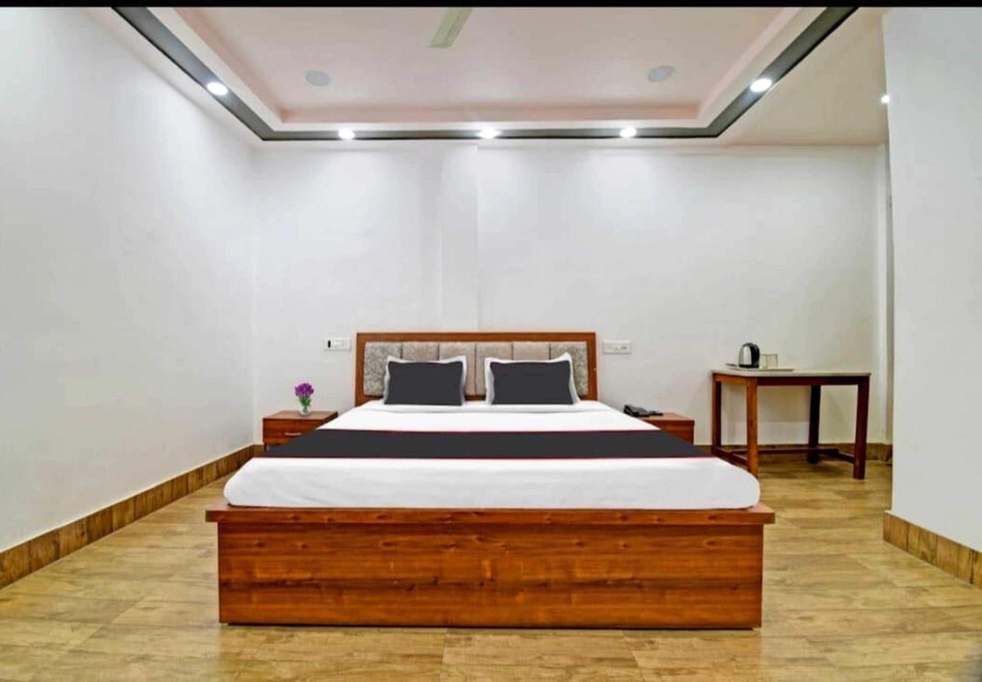Collection O Megha Resort Джорхат Экстерьер фото