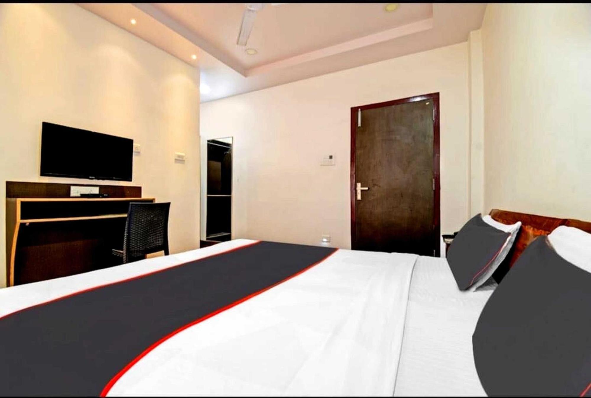 Collection O Megha Resort Джорхат Экстерьер фото