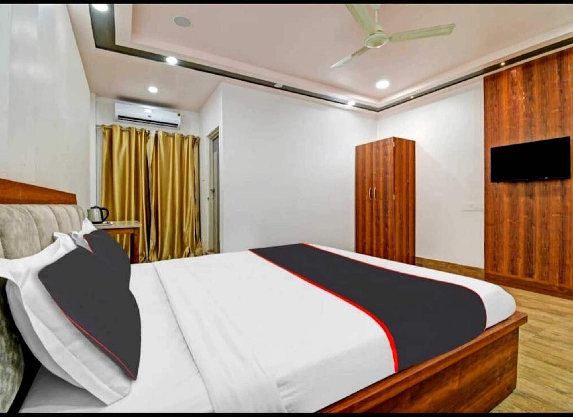 Collection O Megha Resort Джорхат Экстерьер фото