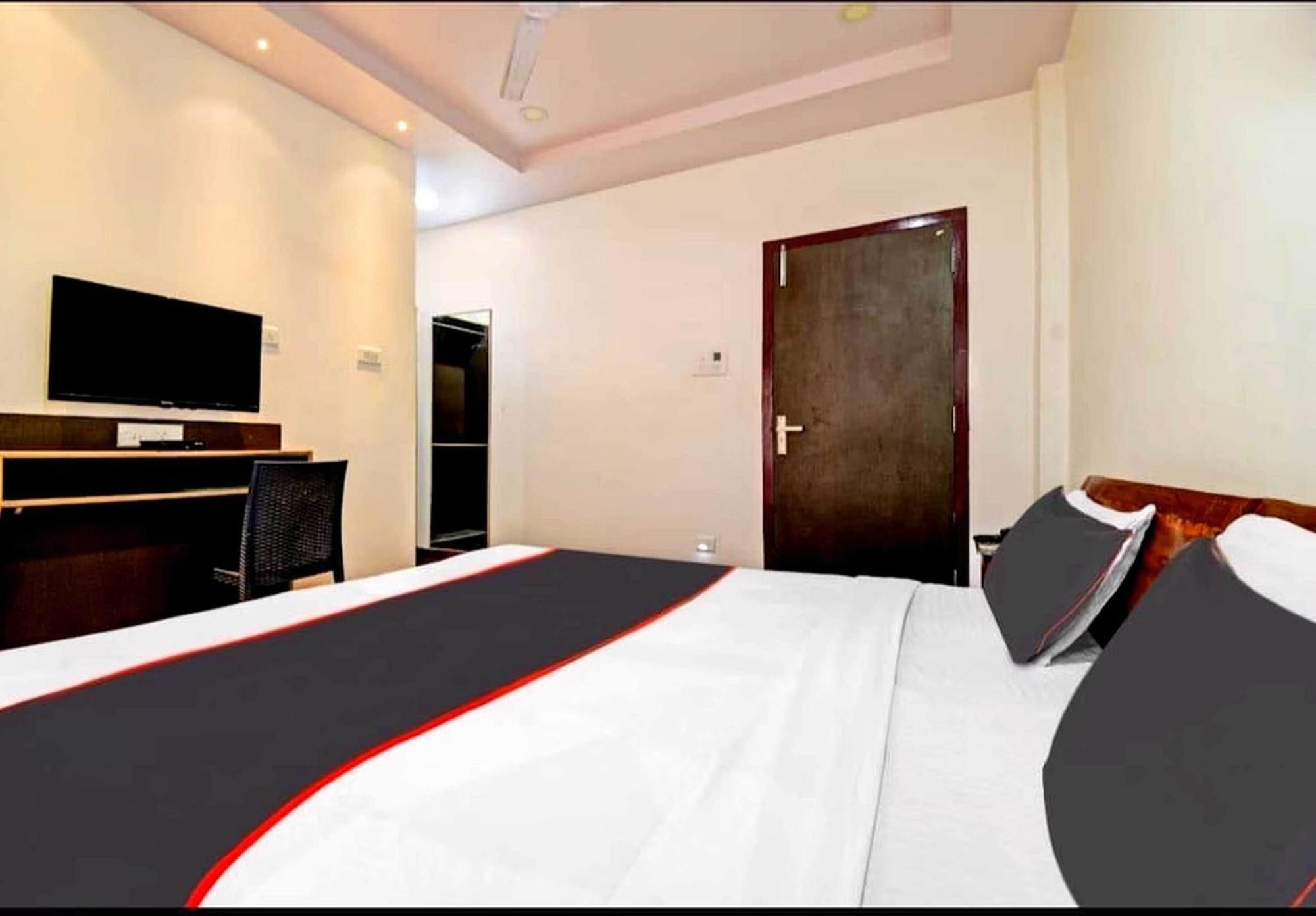Collection O Megha Resort Джорхат Экстерьер фото