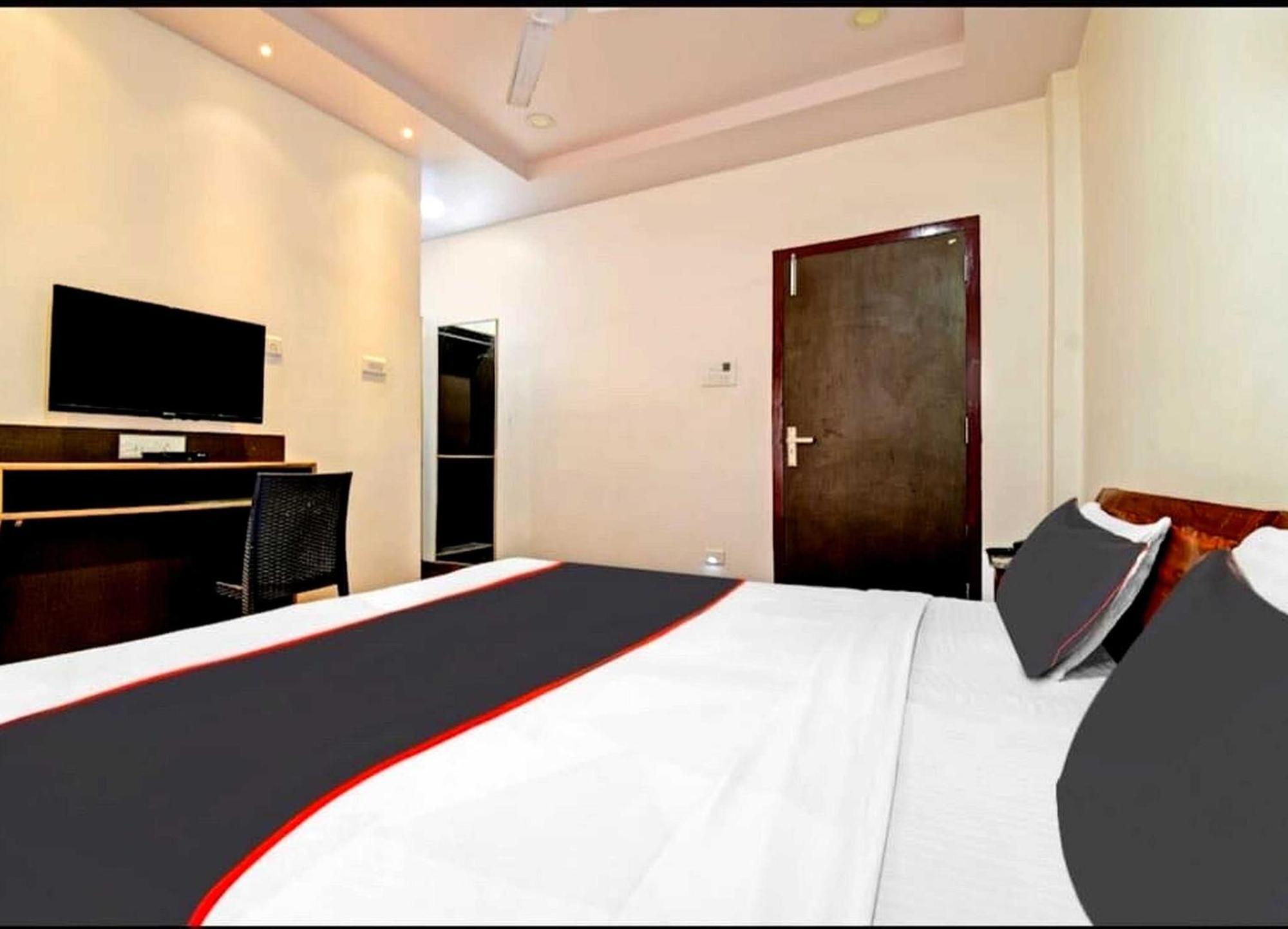 Collection O Megha Resort Джорхат Экстерьер фото
