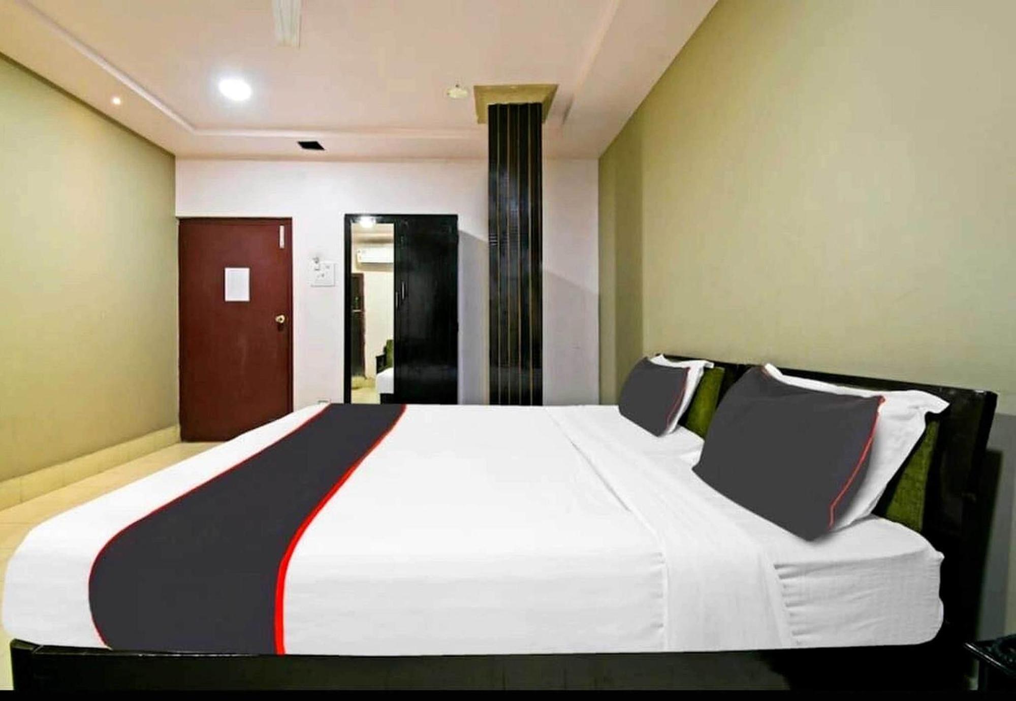 Collection O Megha Resort Джорхат Экстерьер фото