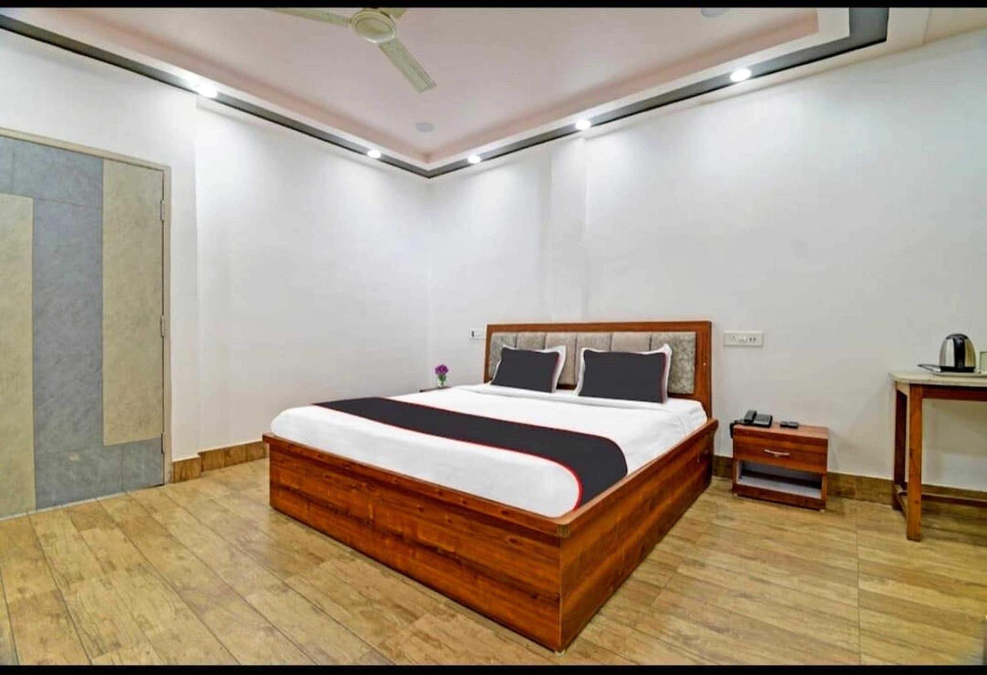 Collection O Megha Resort Джорхат Экстерьер фото