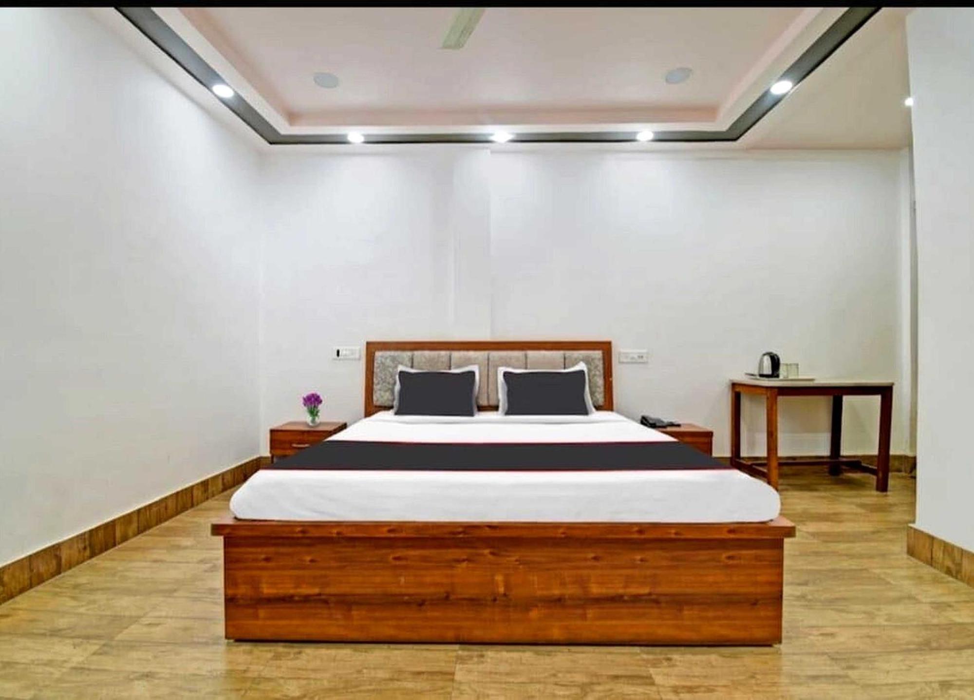 Collection O Megha Resort Джорхат Экстерьер фото