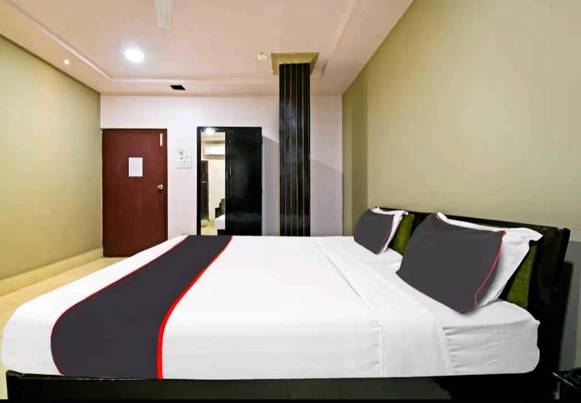 Collection O Megha Resort Джорхат Экстерьер фото