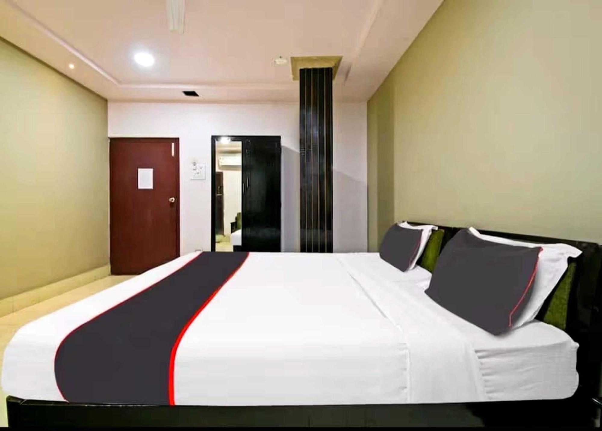 Collection O Megha Resort Джорхат Экстерьер фото