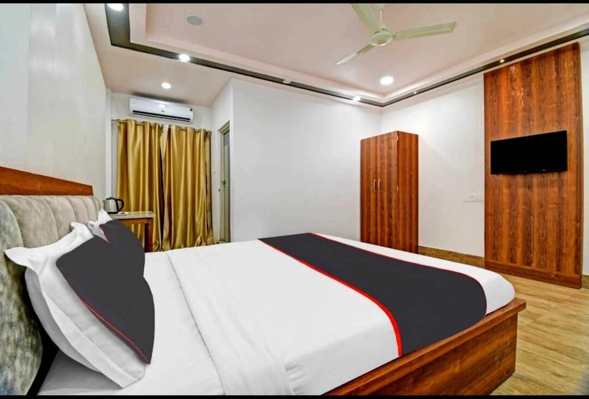 Collection O Megha Resort Джорхат Экстерьер фото
