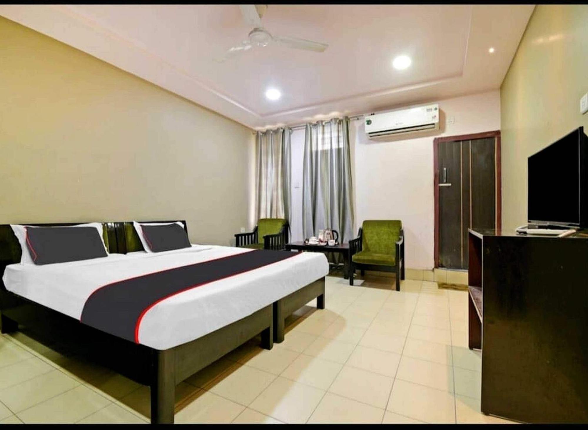 Collection O Megha Resort Джорхат Экстерьер фото