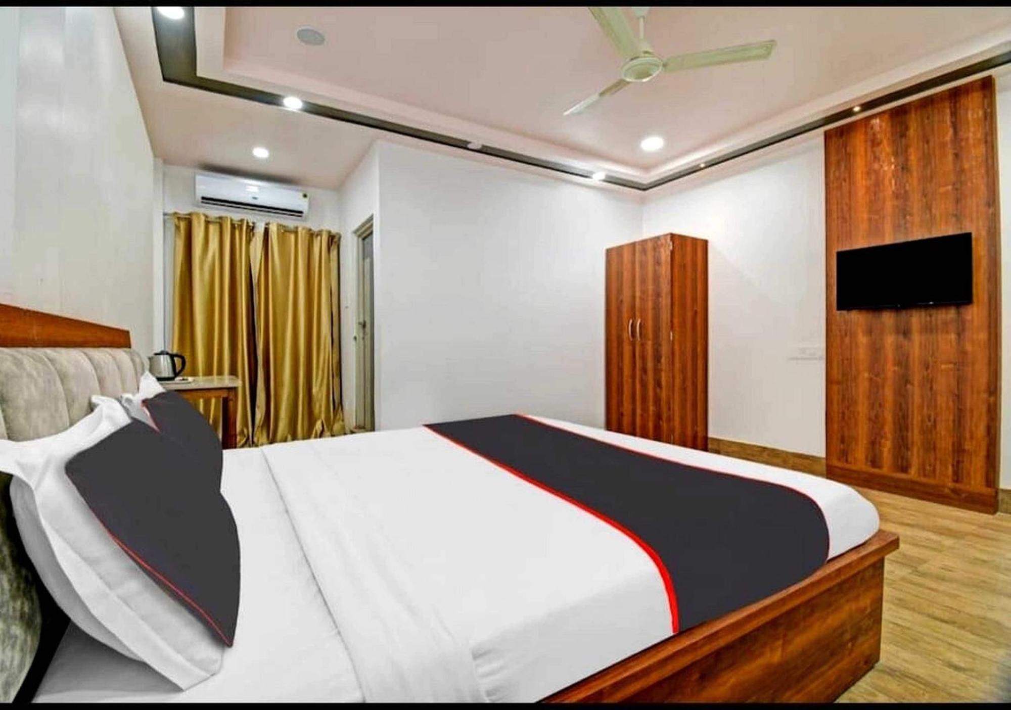 Collection O Megha Resort Джорхат Экстерьер фото