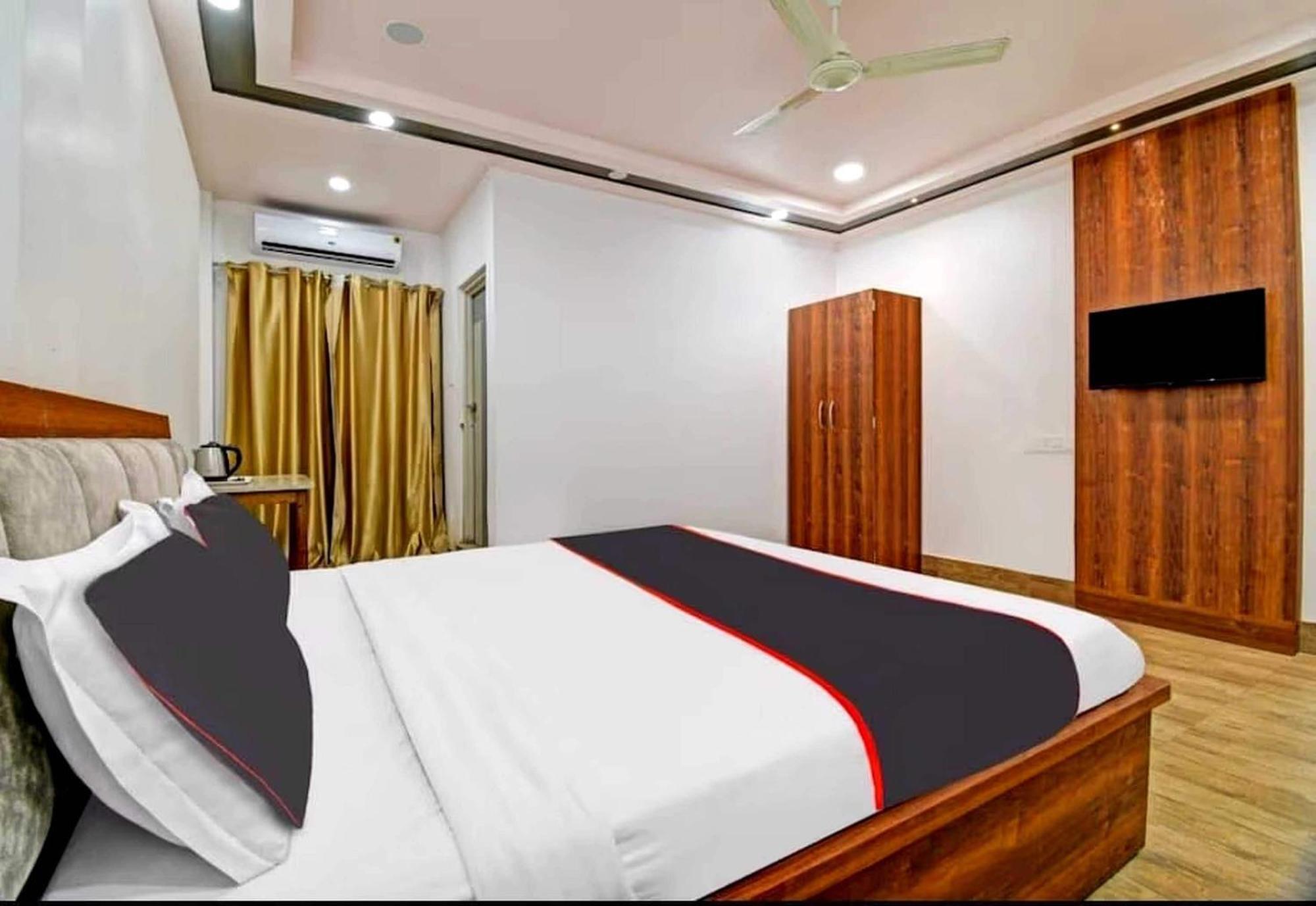 Collection O Megha Resort Джорхат Экстерьер фото
