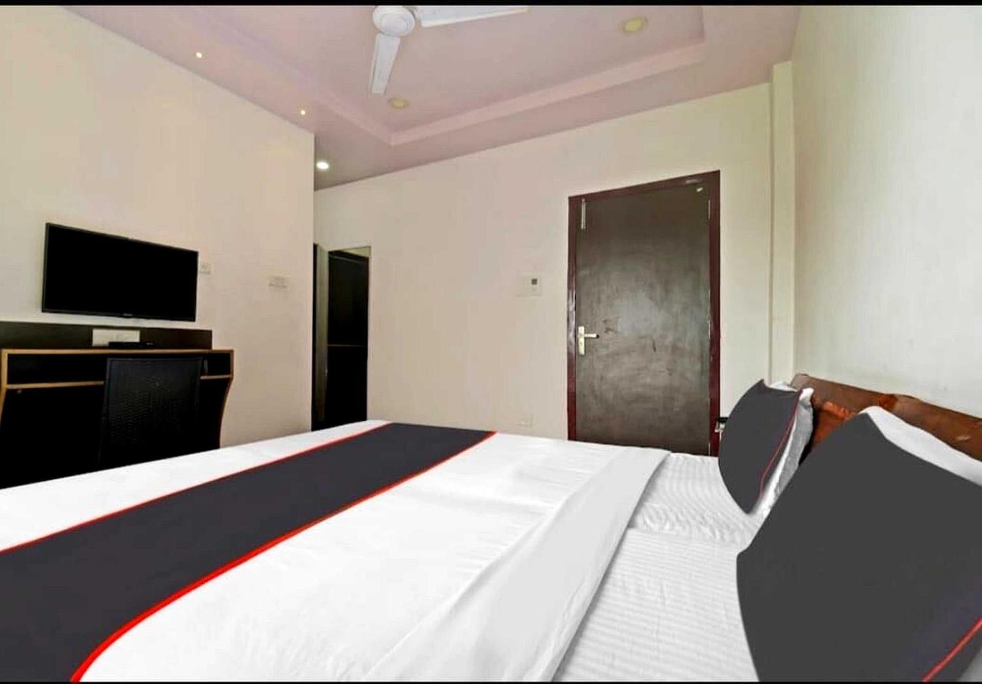 Collection O Megha Resort Джорхат Экстерьер фото