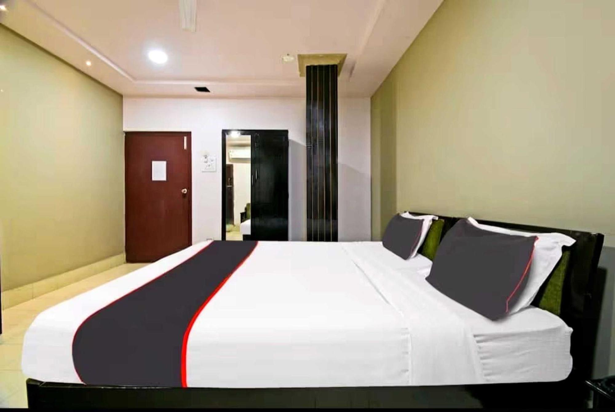 Collection O Megha Resort Джорхат Экстерьер фото