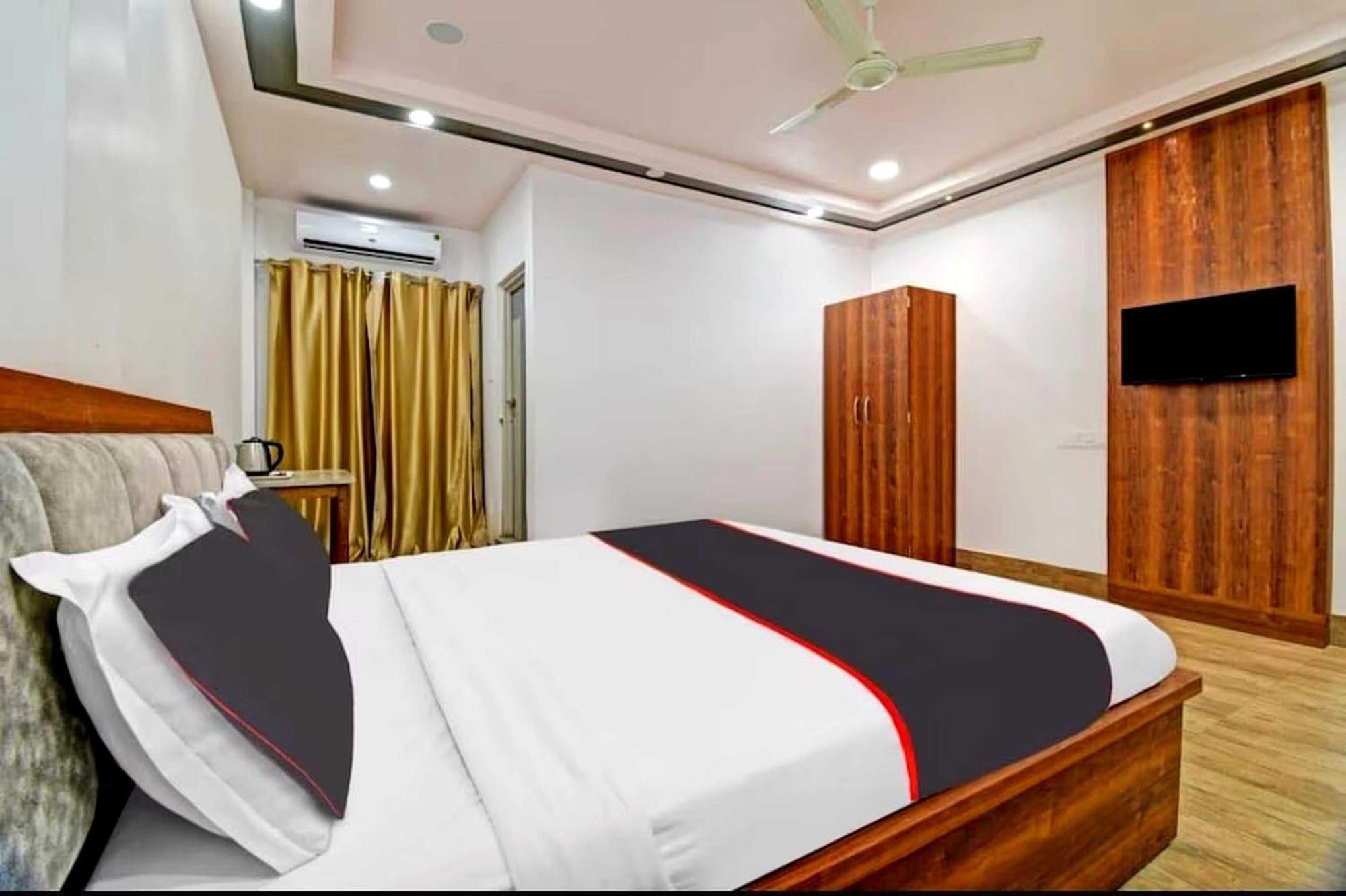 Collection O Megha Resort Джорхат Экстерьер фото