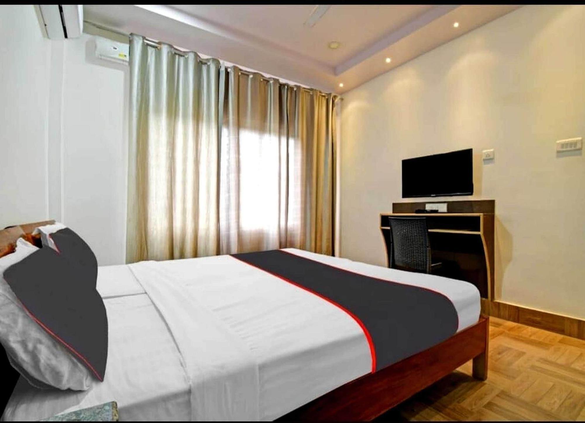 Collection O Megha Resort Джорхат Экстерьер фото